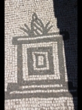 08606 ostia - regio v - insula ix - mitreo di felicissimus (v,ix,1) - detail eines altars vor einer nische in der westwand - 05-2017.jpg